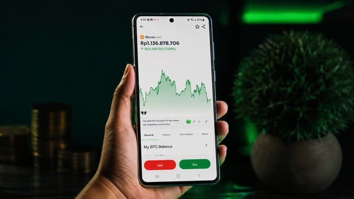 Ilustrasi pergerakan harga Bitcoin (BTC) di aplikasi FLOQ (Foto: VRITIMES.com)