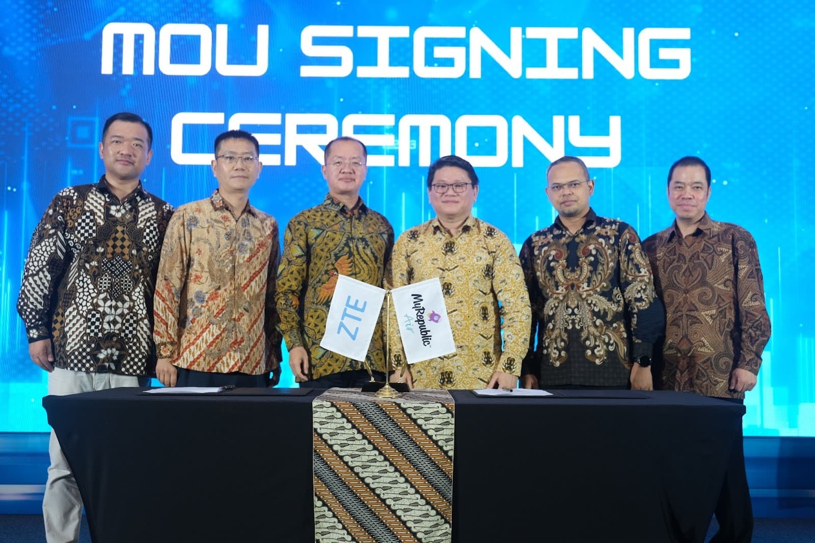 Perwakilan ZTE dan MyRepublic Indonesia berfoto bersama usai penandatanganan MoU Project Ascend