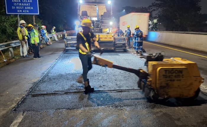 Pekerjaan Preservasi di Ruas Jalan Tol Semarang (Foto: VRITIMES.com)