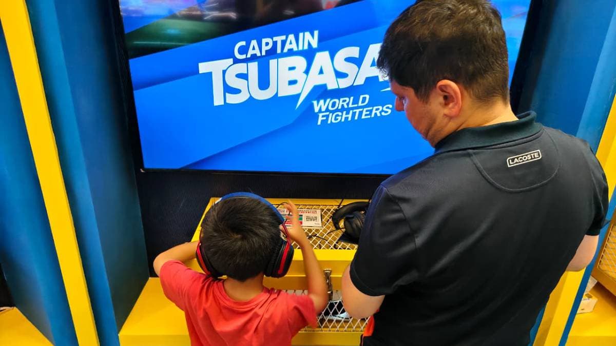 Sepasang ayah dan anak mencoba Captain Tsubasa II, yang akan dirilis Agustus mendatang.