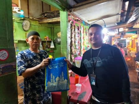 BRI Jakarta Kalimalang Salurkan Berkah Ramadhan Bagi Pedagang Pasar Inpres Pondok Bambu (Foto :VRITIMES.com)