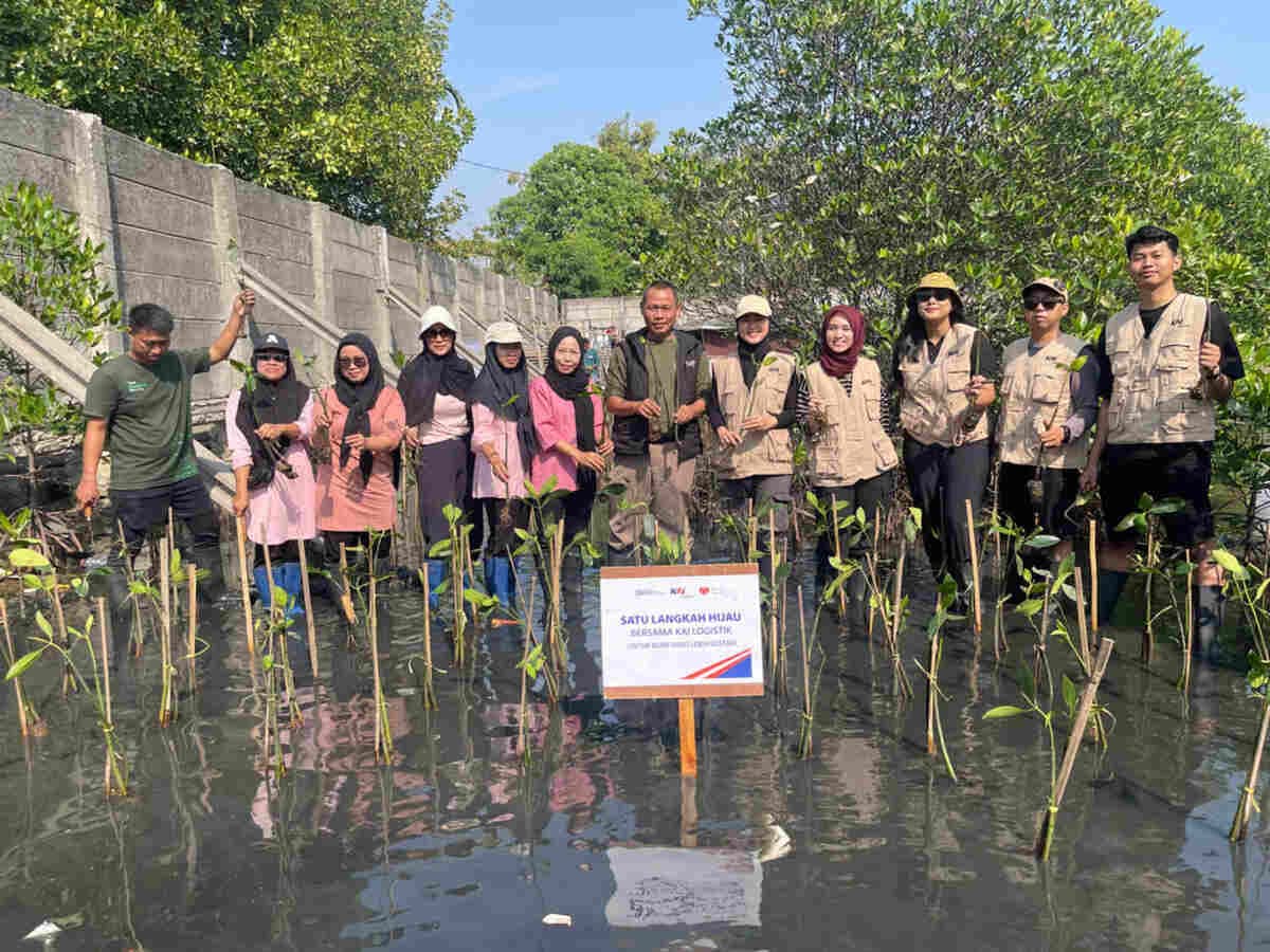 KAI Logistik Lanjutkan Komitmen Keberlanjutan melalui Penanaman 270 Bibit Mangrove
