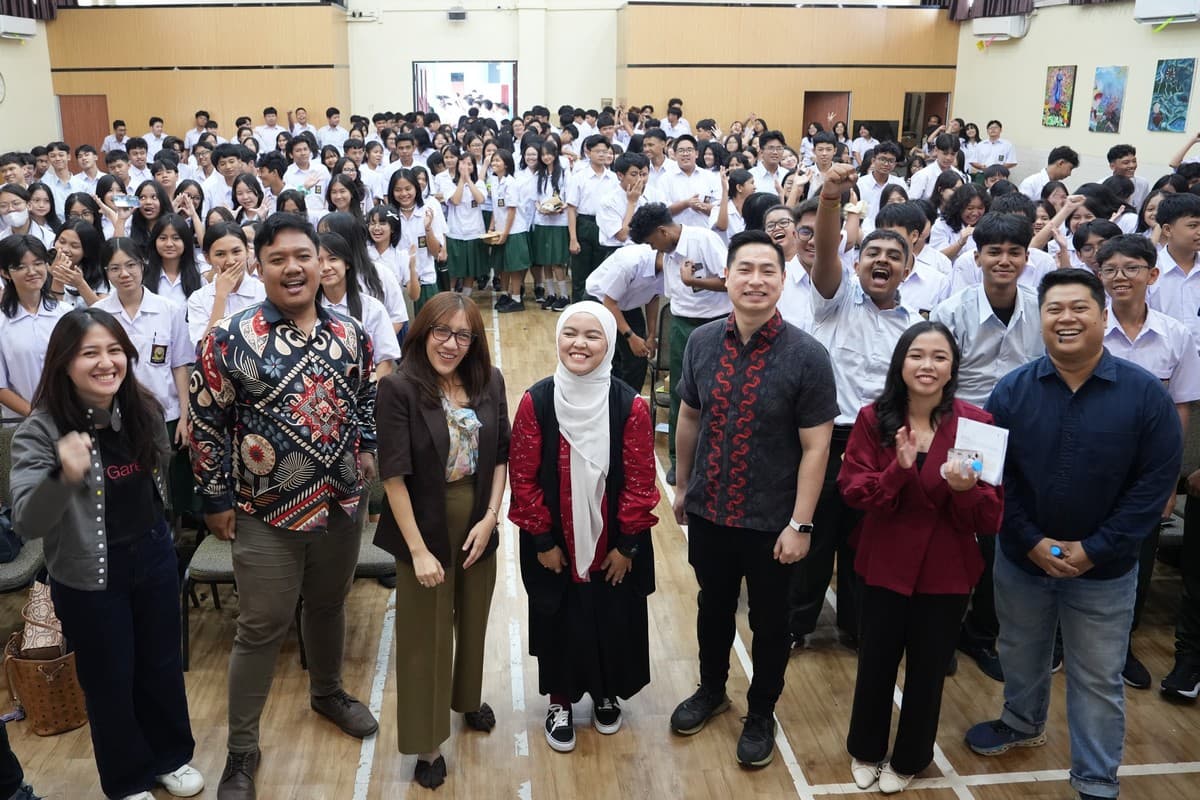 Para Pembicara, Perwakilan Garena, Komdigi RI, dan Sekolah berfoto bersama para peserta di SMA Marsudirini Bekasi