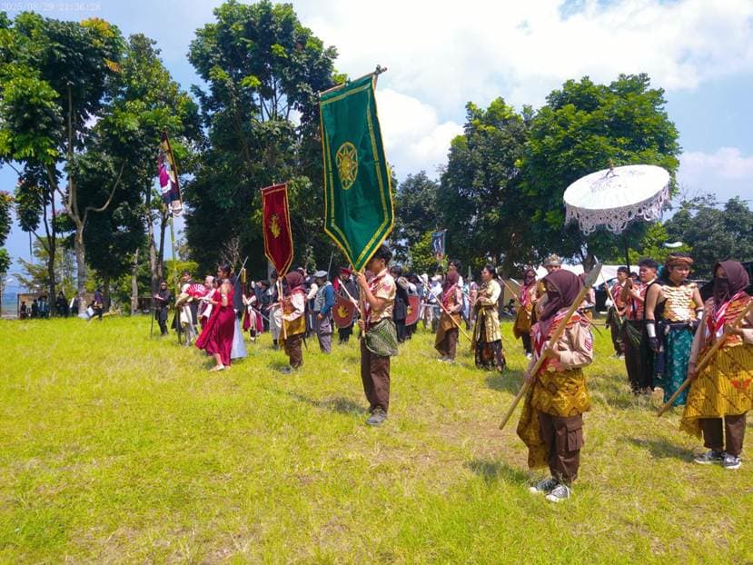 Suasana event Tower III dengan beberapa peserta mengenakan pakaian bernuansa keraton.