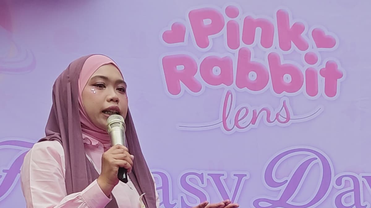 CEO Pink Rabbit Lens, Dirda Muthi Latjuba, merilis seri softlens terbaru untuk cosplayer demi kenyamanan saat bercosplay.